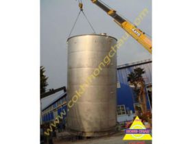Quán trình cẩu lên xe vận chuyển đang được tiến hành