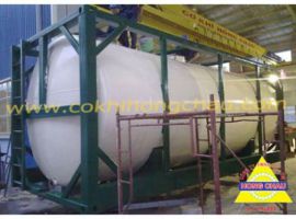 Công nhân đang sơn bồn xe Container
