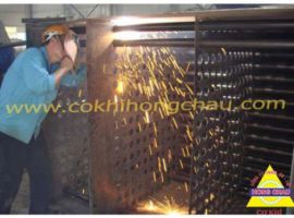 Công nhân đang thực hiện hàn đường ống trong hệ thống lò hơi
